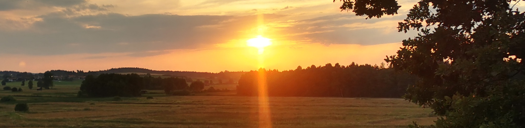 Idyllische Dorflandschaft bei Sonnenuntergang